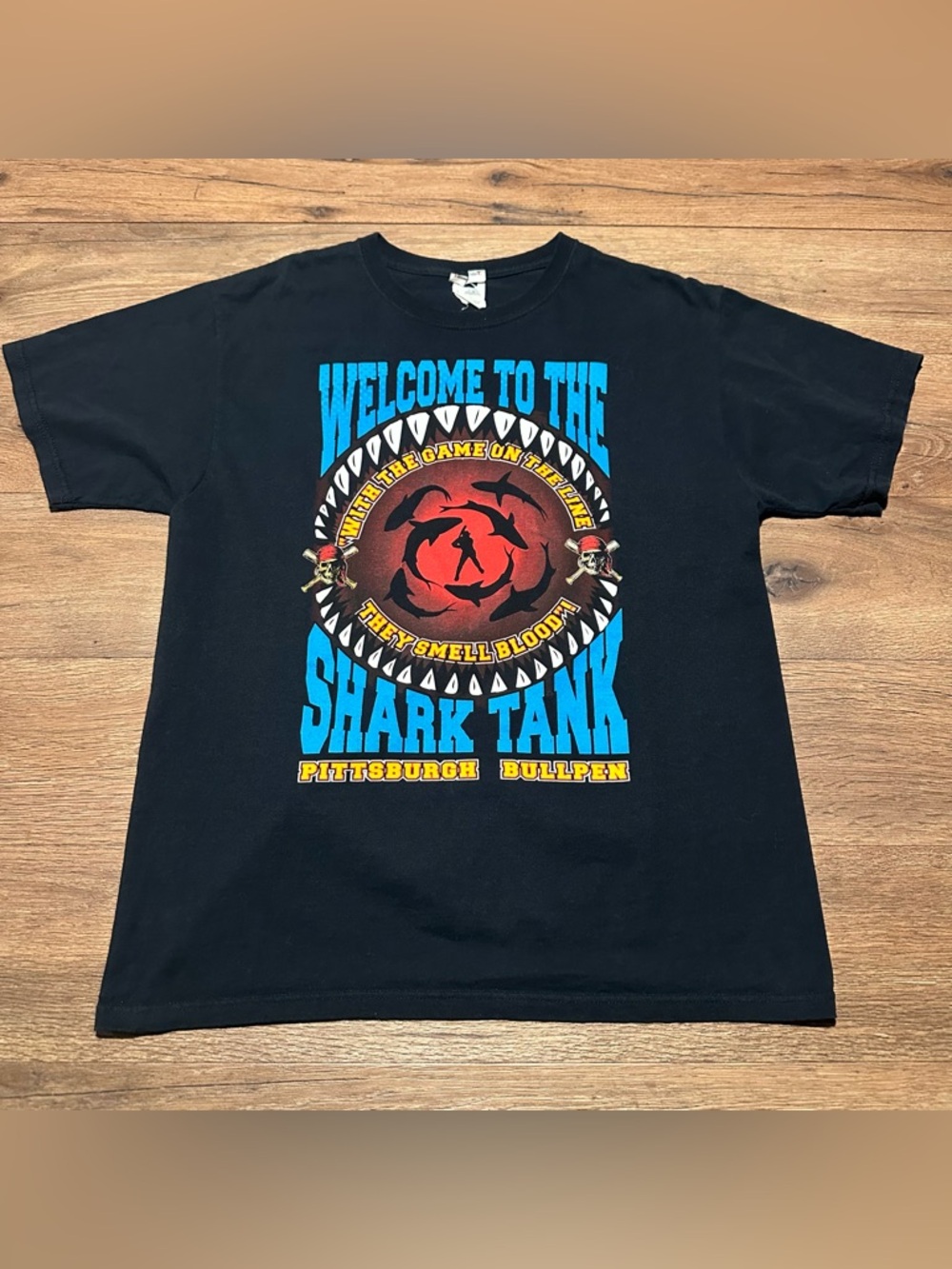 Pittsburgh Pirates “Welcome to the Shark Tank” Bullpen Graphic Tee Size‎ L